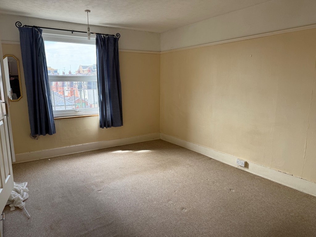 Lot: 37 - TWO-BEDROOM SPLIT-LEVEL FLAT FOR UPDATING WITH PARKING - Flat second bedroom